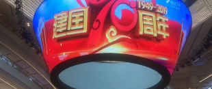 公司花20萬裝修的會(huì)議室，竟被客戶吐槽‘像網(wǎng)吧’？高級(jí)感會(huì)議室的屏幕選擇秘訣”